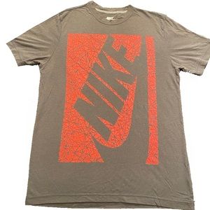 Nike Grey/Red Pattern Design T-Shirt